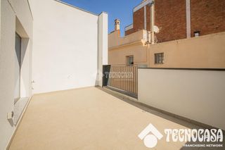 Casa aparellada a Casagemes. Casa en venta en badalona