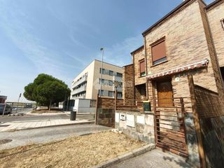 Casa aparellada a Medina del Campo. Casa en venta en medina del campo