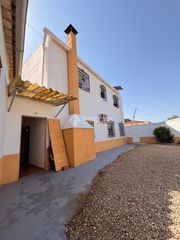 Casa aparellada a Centro. Casa en venta en antequera