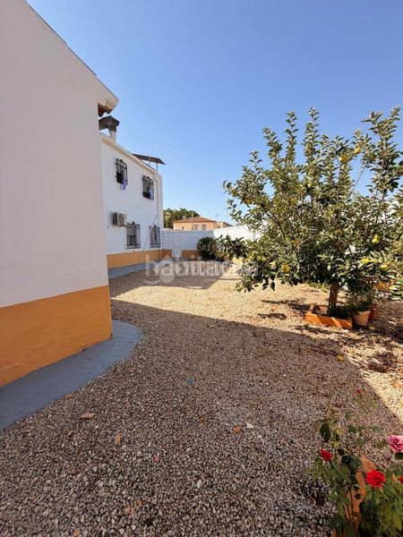 Foto e3f3cd1e-8ad7-4690-b5a9-e3b5483f45d7. Casa a Zona de la Vega Antequera