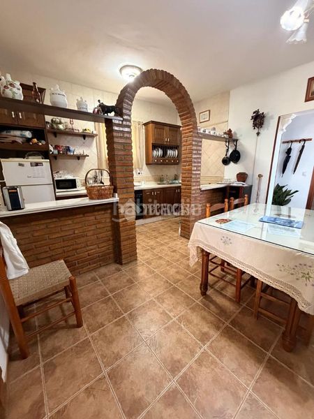 Foto dfae35b6-3992-4038-bc0f-d1a3eb784182. Casa aparellada a Zona de la Vega Antequera