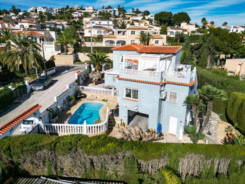 Foto 2f4881a9-2876-44a8-986a-584bae935b60. Chalet en Cometa Calp