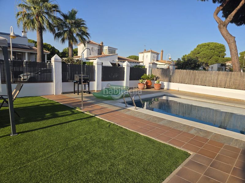 Foto b2b7f8c4-296d-4402-86e6-f8b786a949a9. Chalet in avenida cristóbal colón 2 in El Portil