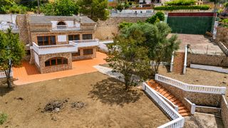 Casa  Carrer camamilla 34. Una propiedad, dos formas de hacerla tuya