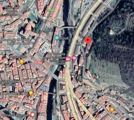 Aparcament cotxe a Roc d'olzinelles i miquel. Garatge tancant amb capacitat per a dos cotxes a prop del centre