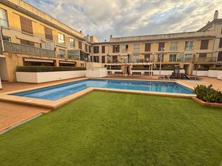 Erdgeschoss in Campos poble. Planta baja con terraza y piscina comunitaria, en campos