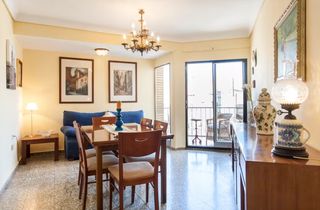 Lloguer Apartament a Carrer del mestre aguilar 2. Luminoso piso de 2 dormitorios con balcones frente al mercado de