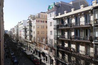 Lloguer Pis  Calle de andrés mellado 66. Piso completamente reformado y amueblado – 2 dormitorios – dispo