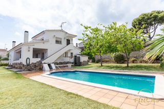 Xalet  Carrer d'anselm clavé. Casa independente en planta de 3 dormitorios y 2 baños con pisci