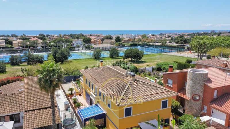 Foto abfa90b0-5a64-4fad-89ff-e1b0d8e55688. Xalet amb xemeneia calefacció aparcament piscina a Vendrell (El)