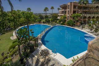 Appartement  Avenida calderón de la barca 16. Elegant 2-bedroom apartment with panoramic mountain views in exc