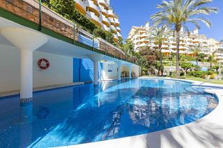 Apartamento en Avenida de manolete 2. Prime investment & luxury living in nueva andalucía
