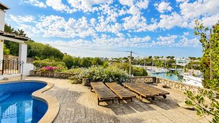 Chalet  Carrer baixada al port 8. Villa con piscina y vistas al puerto deportivo en mallorca cala