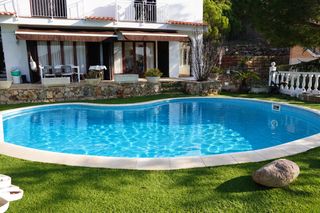 Casa a Canyelles. Exclusiva villa con licencia turística, piscina y vistas al mar