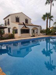 Xalet  Purias. Chalet independiente y exclusivo con piscina en zona residencial