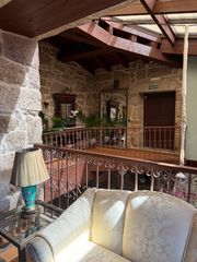 Casa  Rúa do regato 5. Emblemática casa de piedra con negocio hotelero consolidado