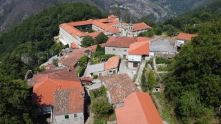 Masia a Nogueira de Ramuín. Casa histórica frente al parador de santo estevo