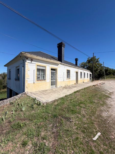 Foto c48707c1-0ef4-4b4e-b737-0349fa14116b. Casa amb xemeneia aparcament a Montederramo