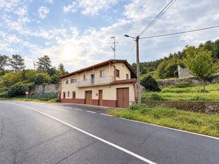 Haus in Toén. Casa con finca y vistas al río en toén
