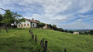 Casa in Parroquias Sur - La Manjoya. Vivienda con finca singular en san esteban de las cruces  oviedo