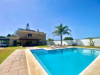 Chalet in Pago Alhaja. Finca urbana con pista de tenis privada