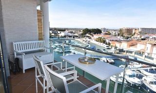 Apartamento en Del cap de la gola 28. Encantador apartamento con licencia turística y vistas al canal