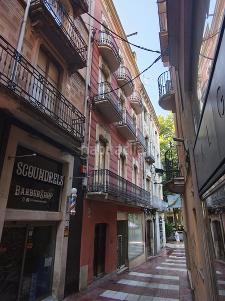 Foto cdc4b3bf-0070-4e8d-aab9-b7affdd1be3f. Edifici a carrer carrer portella 7 a Centre Figueres