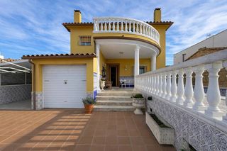 Casa a Carrer del grau. Casa unifamiliar con jardín y piscina en la urbanización mas nou