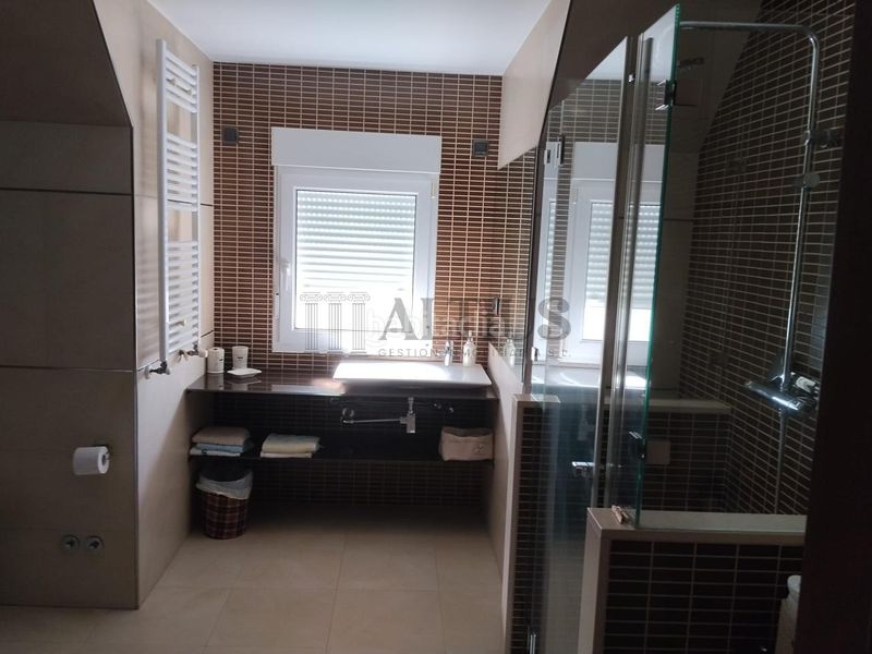 Foto d9348eb7-998f-454c-8ad4-b7920444de75. House with heating parking pool in Teo