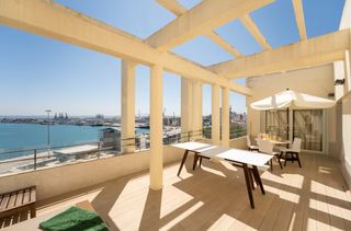 Miete Appartement in Avenida cuatro de diciembre de 1977 26. Ático de 100 m² con terraza y vistas al mar en el centro de cádi