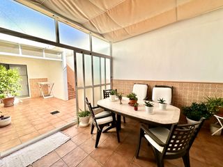 Casa bifamiliare  Calle mesana. Casa de planta baja con garaje, porche, patio y azotea propia