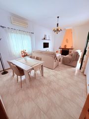 Casa aparellada  Calle maricadena. Casa independiente con garaje de 158 m2