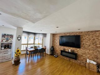 Appartement à Colonia Madrid. Amplio piso de 3 dormitorios con ascensor y aire acondicionado e