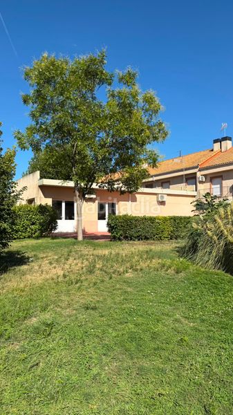 Foto 7a07af48-a389-4c8d-aaa0-d756254745b3. Casa adossada amb xemeneia calefacció aparcament piscina a Seseña