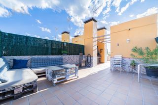 Casa bifamiliare  Calle torrejón. En venta: espectacular chalet pareado en seseña con amplia azote