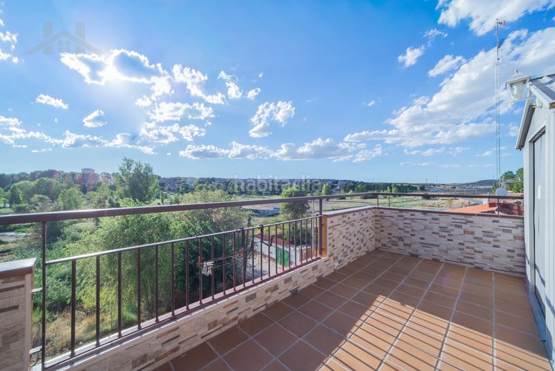 Foto d262a716-f5a0-49c8-bb09-0491ded7207d. Casa pareada en venta: espectacular chalet pareado con amplia azotea, patio y trastero en Seseña