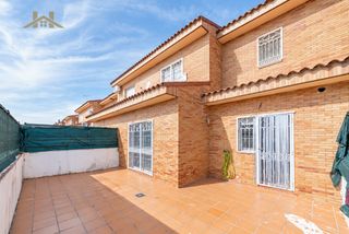 Semi detached house  Calle océano pacífico. En venta: espectacular chalet adosado en seseña con plaza de gar