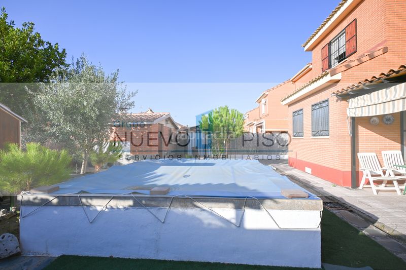 Foto 6830f741-06f9-4a04-9a71-7438cec9ed0a. Chalet with fireplace heating parking pool in Moraleja de Enmedio