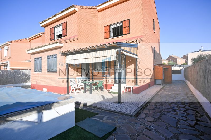 Foto 80e672ba-888e-4946-a23e-d510c8e7e599. Chalet with fireplace heating parking pool in Moraleja de Enmedio