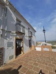 Semi detached house in Iznájar. Magnificent grand townhouse with lake views, plaza location & hu