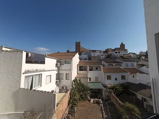 Semi detached house in Iznájar. Large, bargain town house in central iznajar for reform