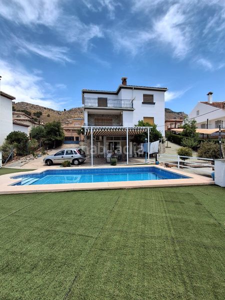 Foto cd78d675-f663-4117-8936-29fb543cd6fd. Casa amb xemeneia calefacció aparcament piscina a Loja