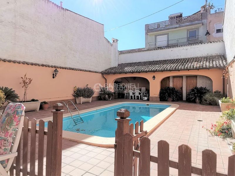 Foto f6741c85-ea91-4ed6-a57e-d8a4faa72e69. Casa amb calefacció aparcament piscina a Centre-Zona Alta Alcoi