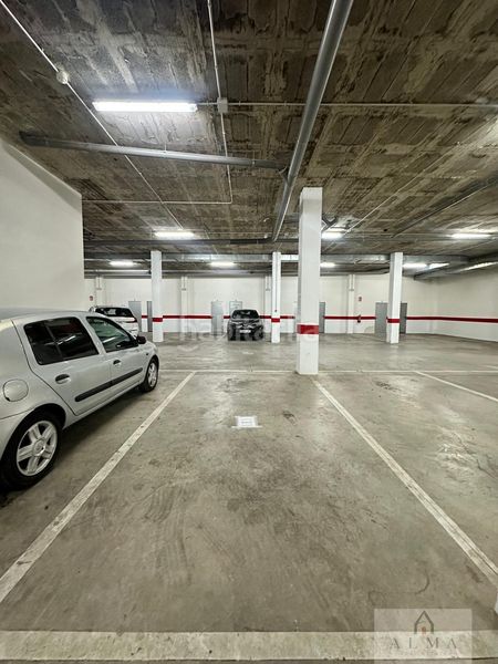 Foto 417f5cce-4b54-4724-8c79-f40d0a207420. Car parking in Almendralejo