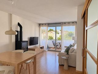 Appartement  Calle guillem de bergueda 13. Apartamento con terraza y chimenea cerca de la playa de grifeu