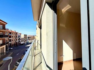 Piccolo appartamento  Carrer del raval dels grecs 15. Apartamento con tres dormitorios y amplia terraza en els grecs,