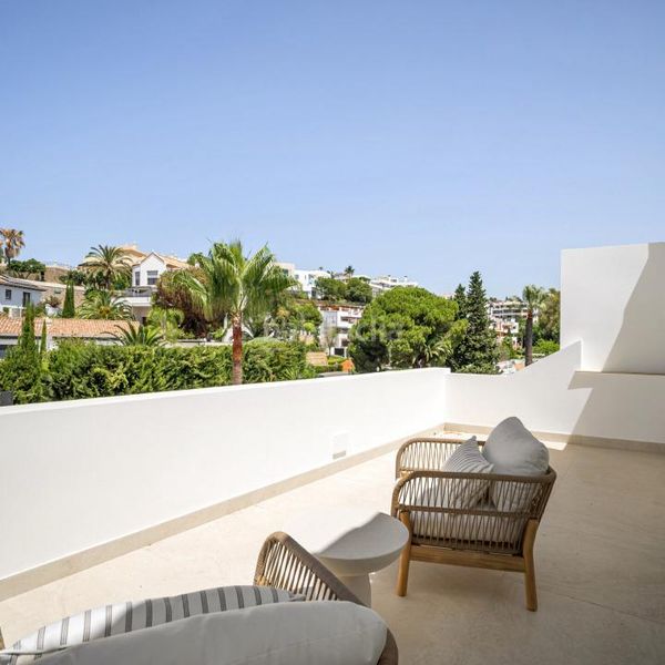 Foto b1b6cd45-f34e-4919-ae3d-c65d04ffbd54. Casa adossada amb calefacció a La Quinta Benahavís