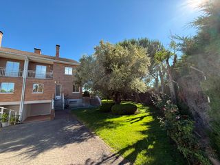 Casa pareada  Carretera madrid. Chalet en venta en urbanización privada almendares, santa marta