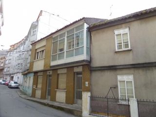 Xalet a Coiro. Casa con finca en el centro de cangas