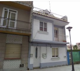 Xalet a Coiro. Casa de 3 plantas para restaurar en calle atranco 24. cangas
